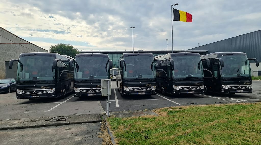 flotte bus de luxe couleur noir stationee au pre de lareoport