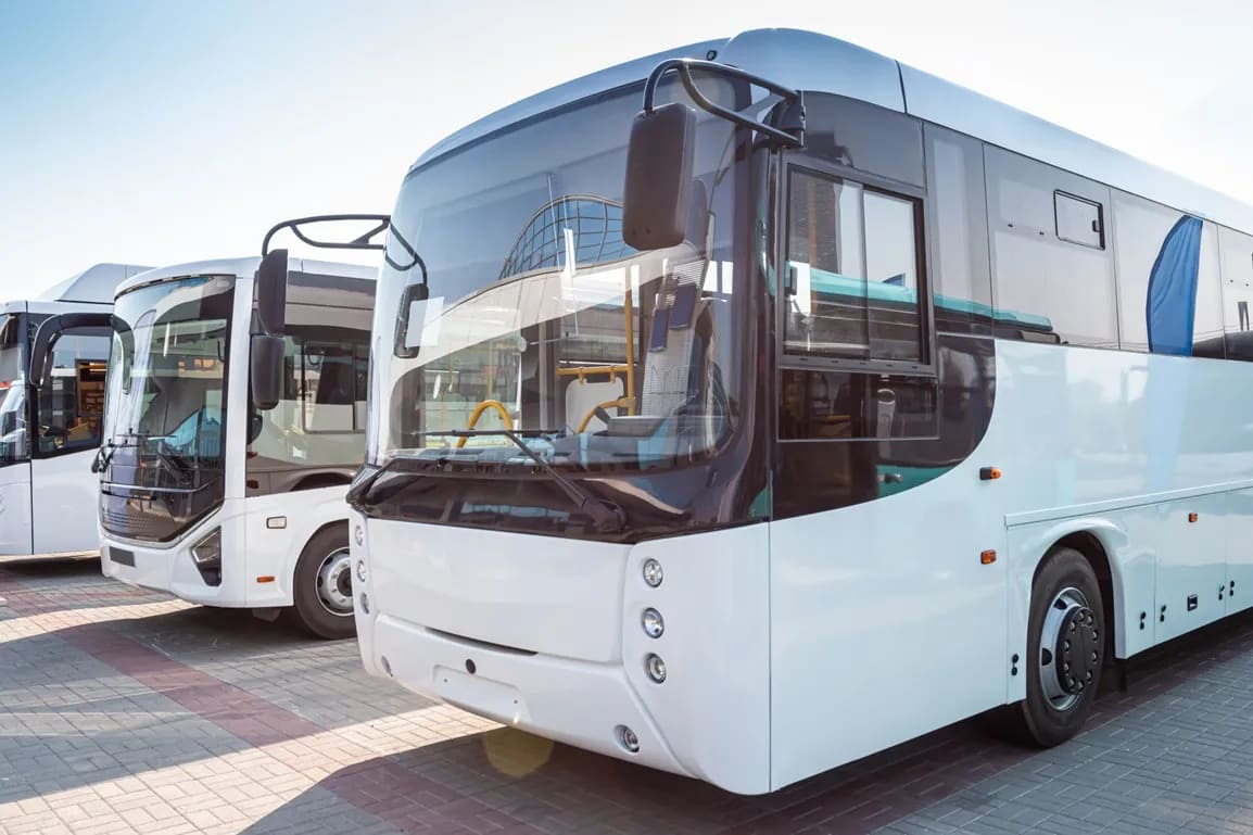 des-bus-urbains-blancs-modernes-a-la-gare-routiere.